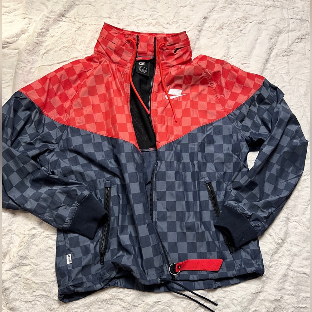 Priced to sell!!!! Nike NSW Windrunner Jacket. 10/10